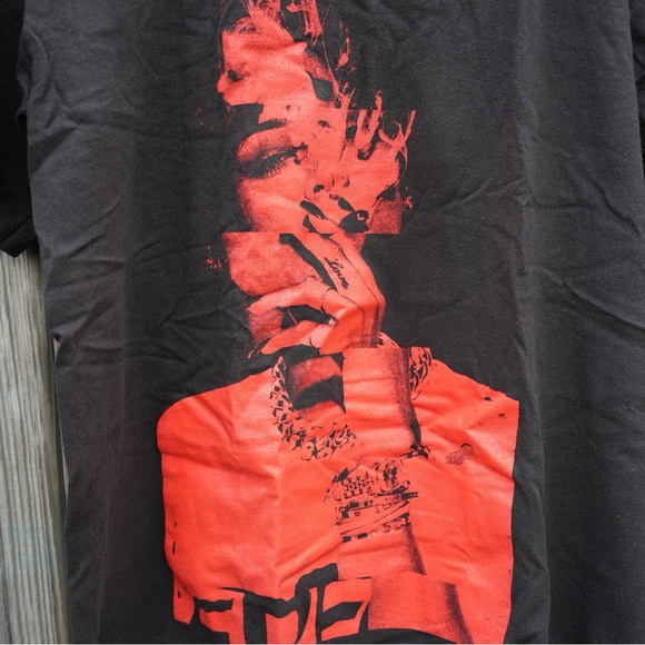 RIHANNA SMOKING GRAPHIC TEE. Medium 38-40 - Picture 3 of 10